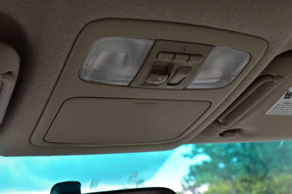 Used 2005 Toyota Highlander 4WD V6 w/ 3rd Row image 32