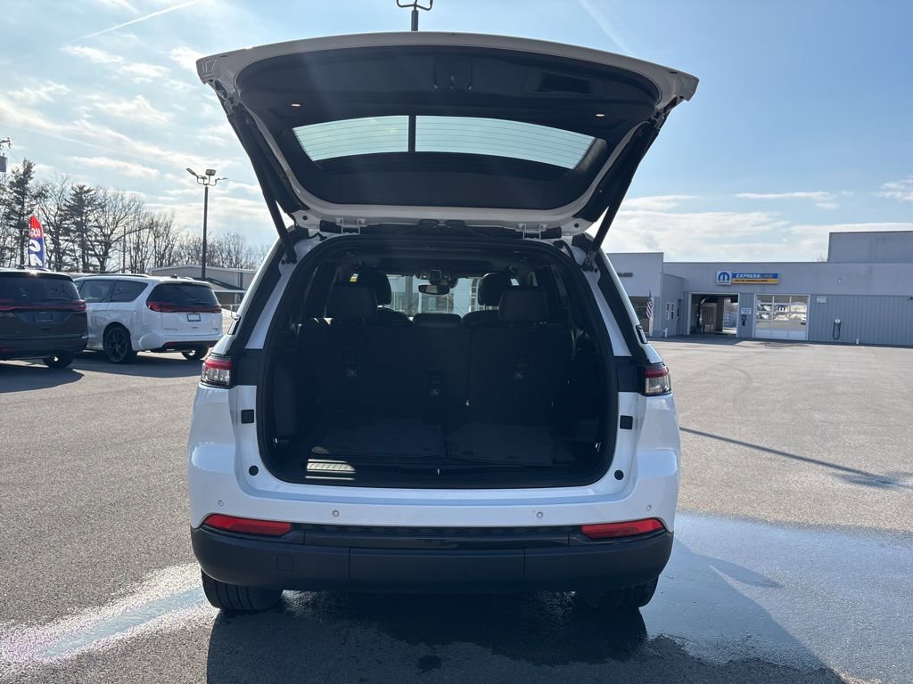 Used 2023 Jeep Grand Cherokee Altitude image 21
