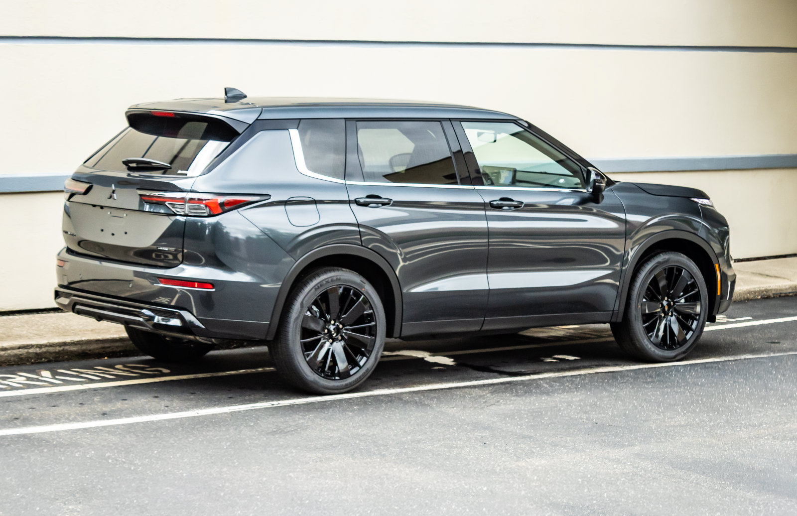 New 2026 Mitsubishi Outlander LE AWD/4WD image 8