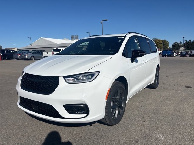 New 2026 Chrysler Pacifica Limited w/ S Appearance Package image 9