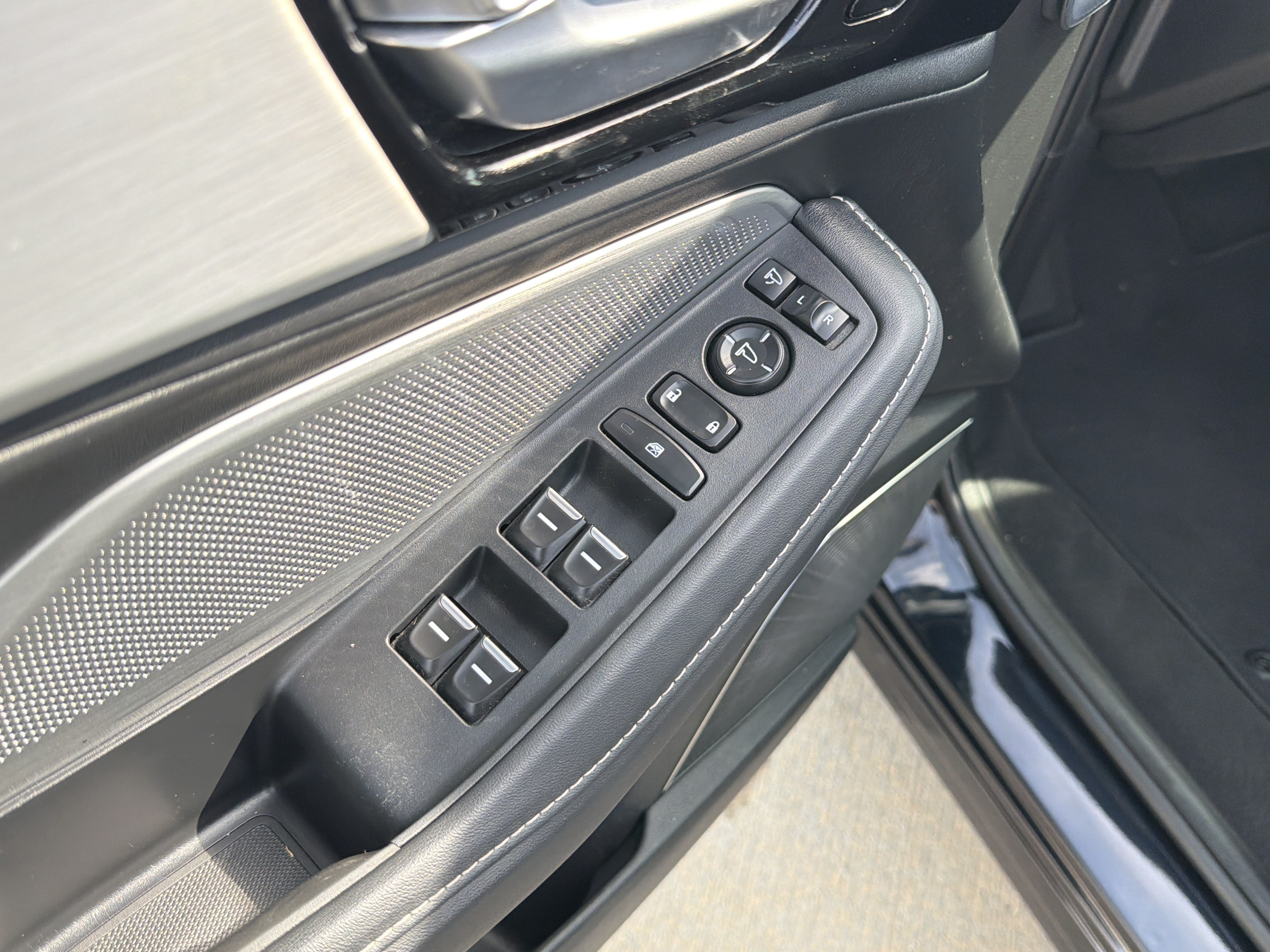 Certified 2025 Acura MDX w/ Technology Package FWD image 7