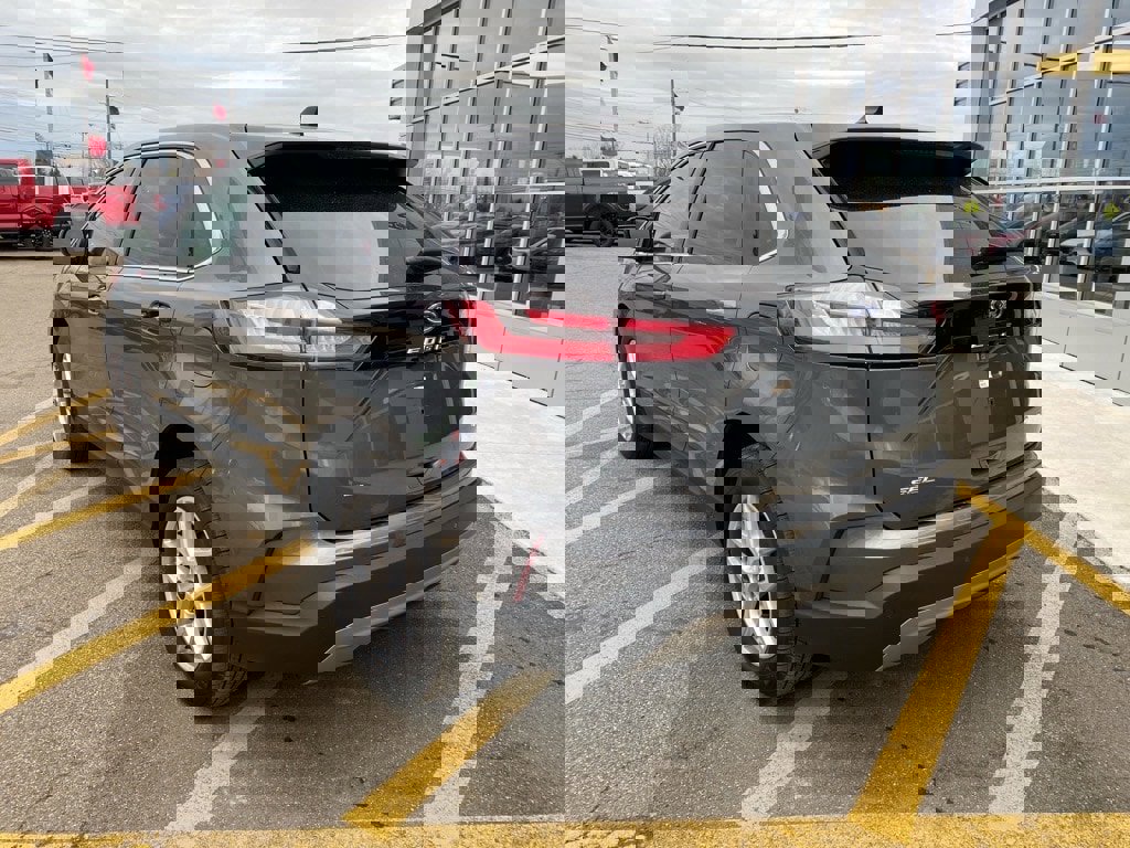 Used 2024 Ford Edge SEL w/ Convenience Package image 3