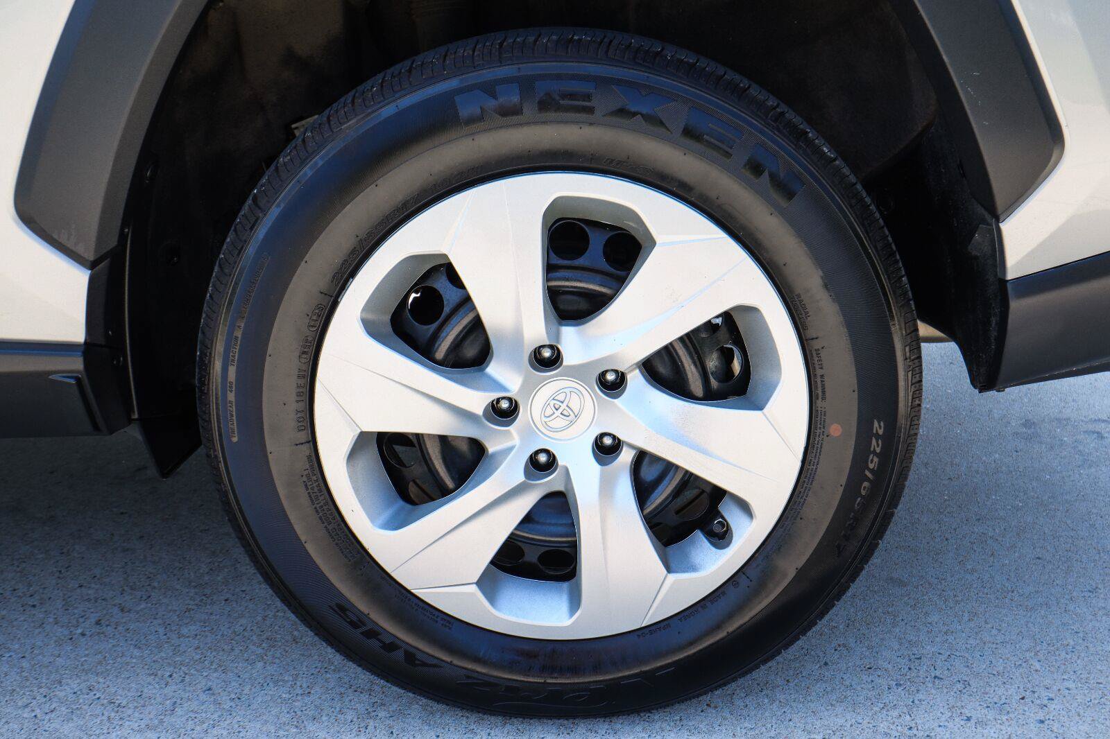 Used 2022 Toyota RAV4 LE w/ Carpet Mat Package (TMS) AWD/4WD image 17
