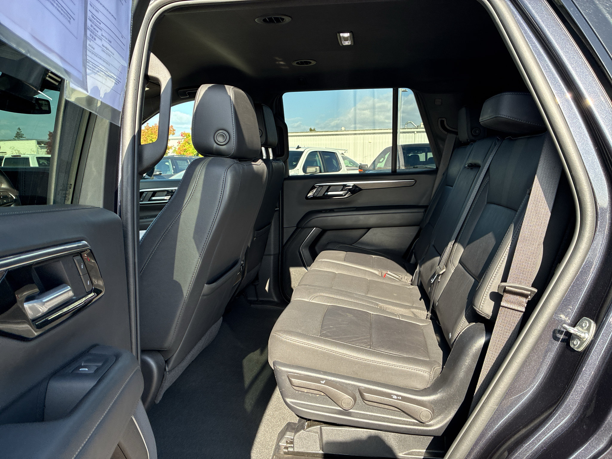 Used 2025 Chevrolet Tahoe Z71 AWD/4WD image 38
