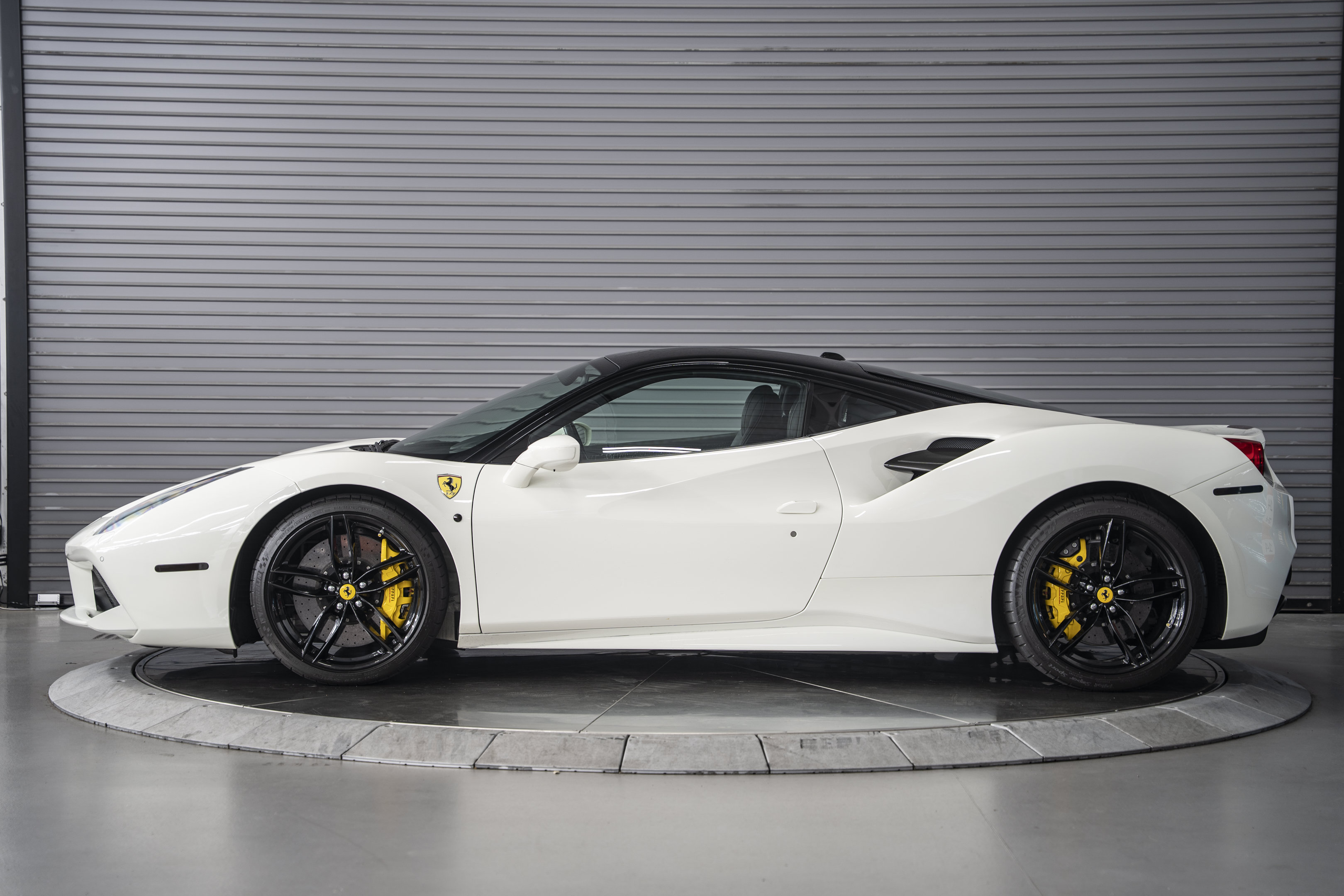 Used 2018 Ferrari 488 GTB RWD image 2