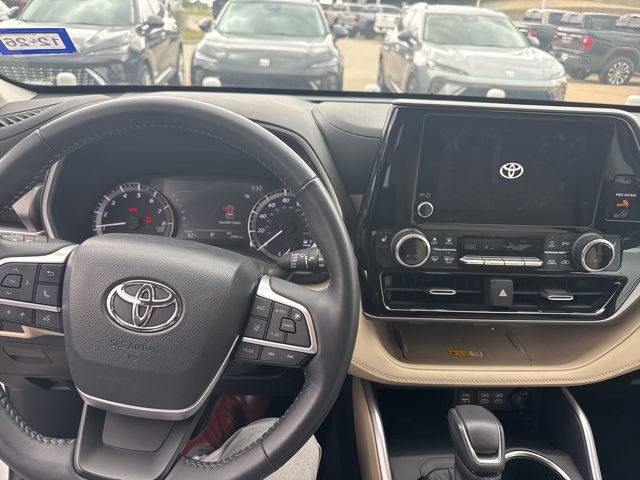 Used 2023 Toyota Highlander XLE image 5