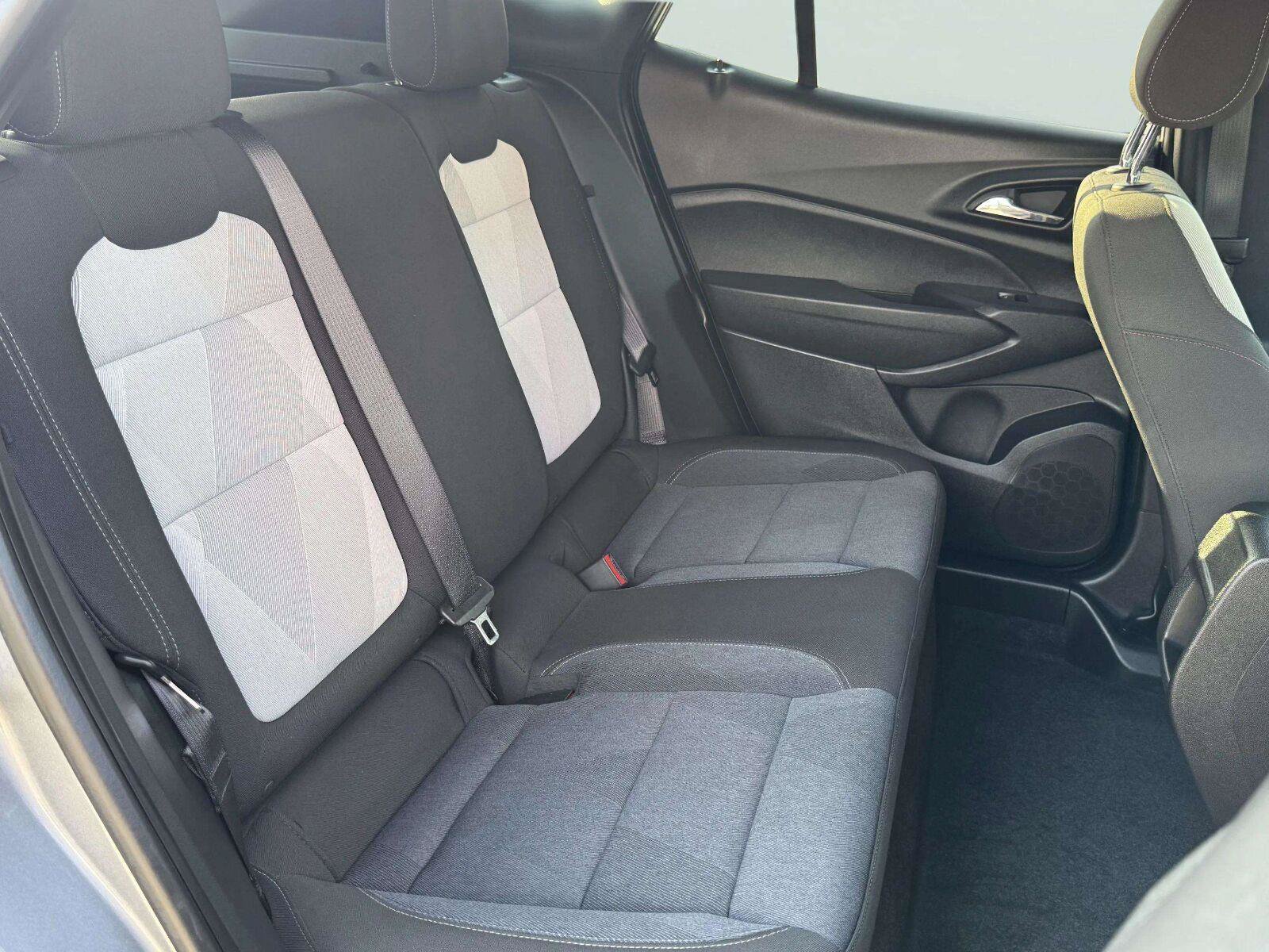 Used 2024 Chevrolet Trax RS w/ Sunroof Package FWD image 43