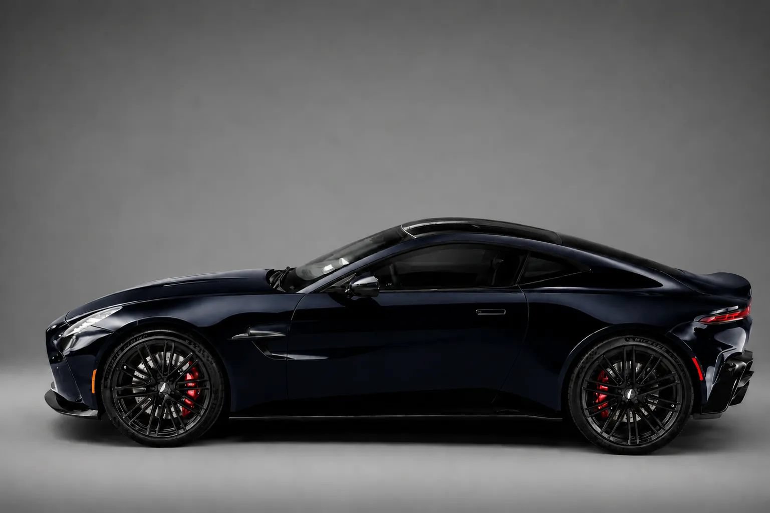 Used 2025 Aston Martin V8 Vantage Coupe RWD image 7