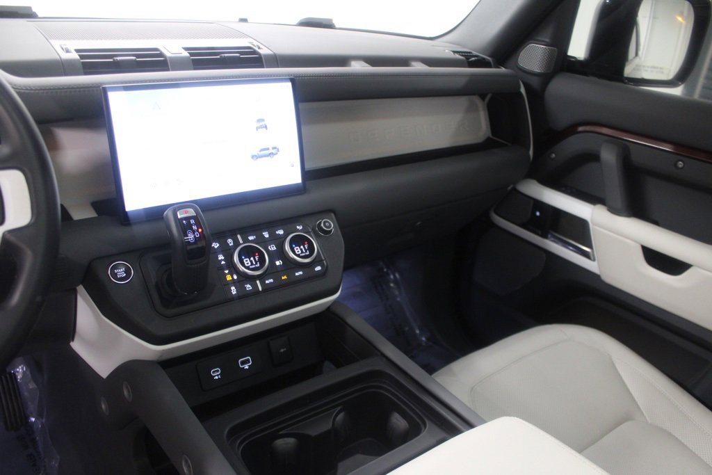 Used 2023 Land Rover Defender 130 SE image 21