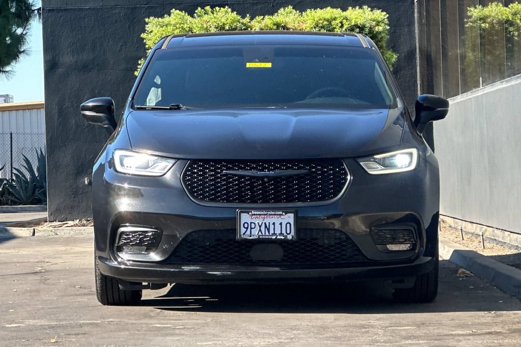 Used 2023 Chrysler Pacifica Touring-L w/ Uconnect Theater Family Group FWD image 9