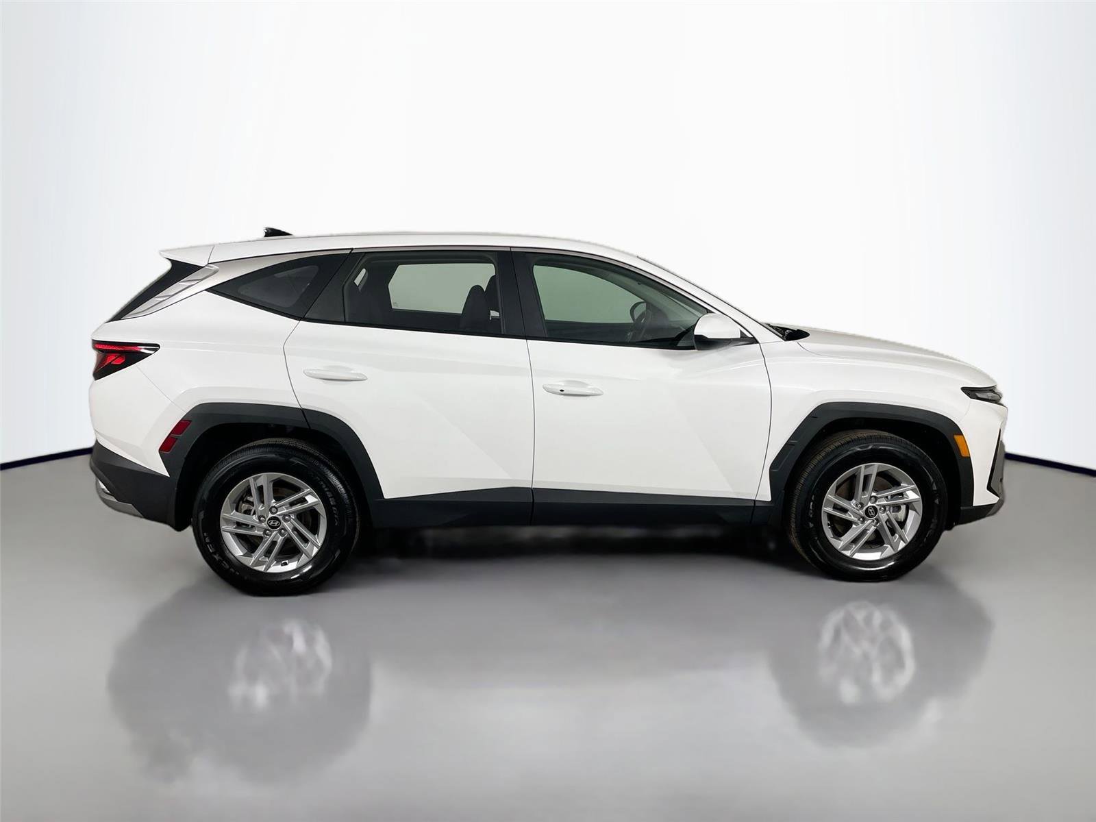 Used 2025 Hyundai Tucson SE image 16