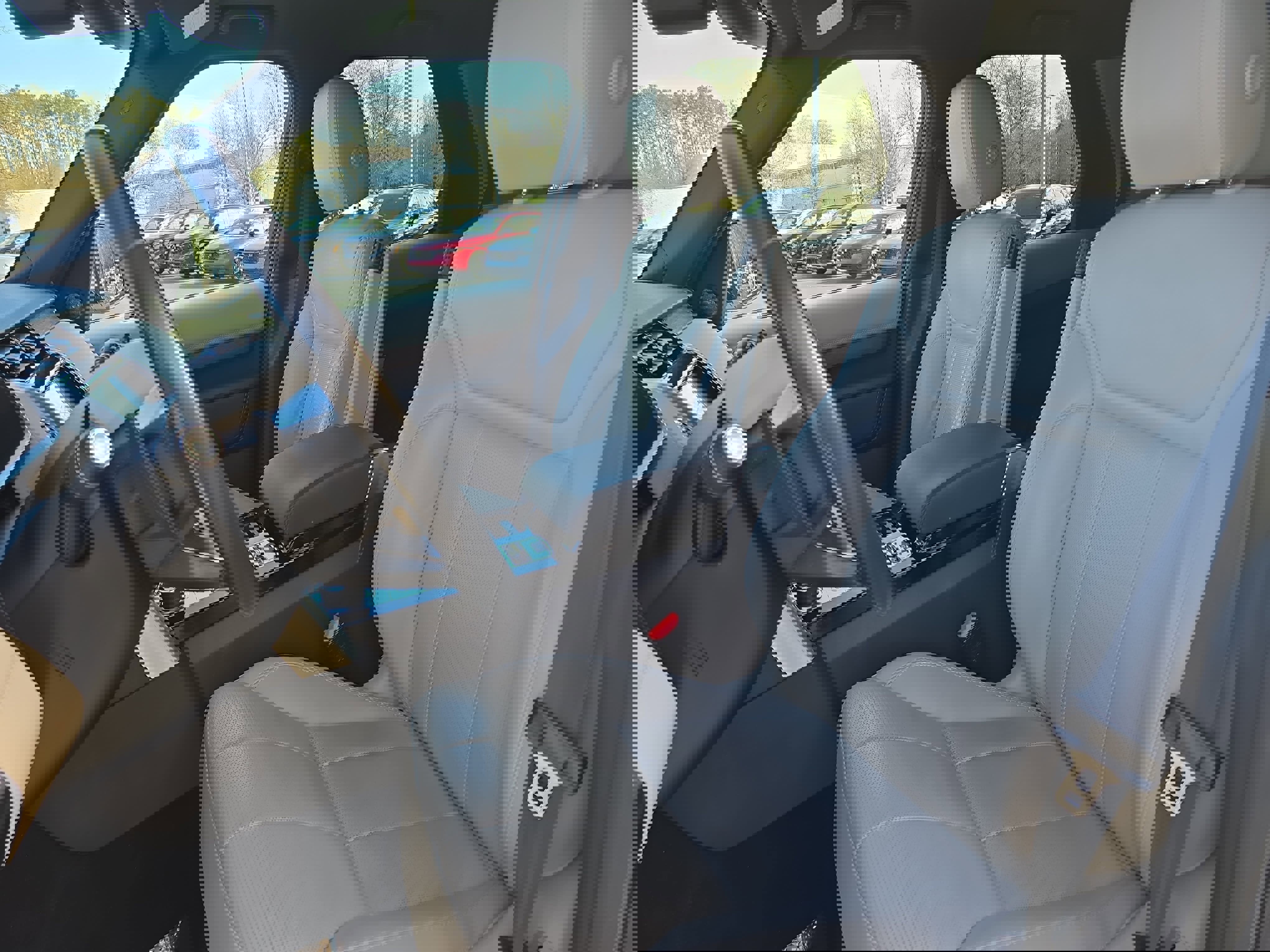 Used 2019 Land Rover Discovery HSE image 16