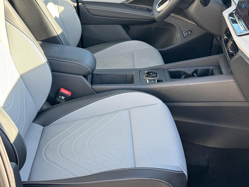 Used 2025 Volkswagen Tiguan SE image 17