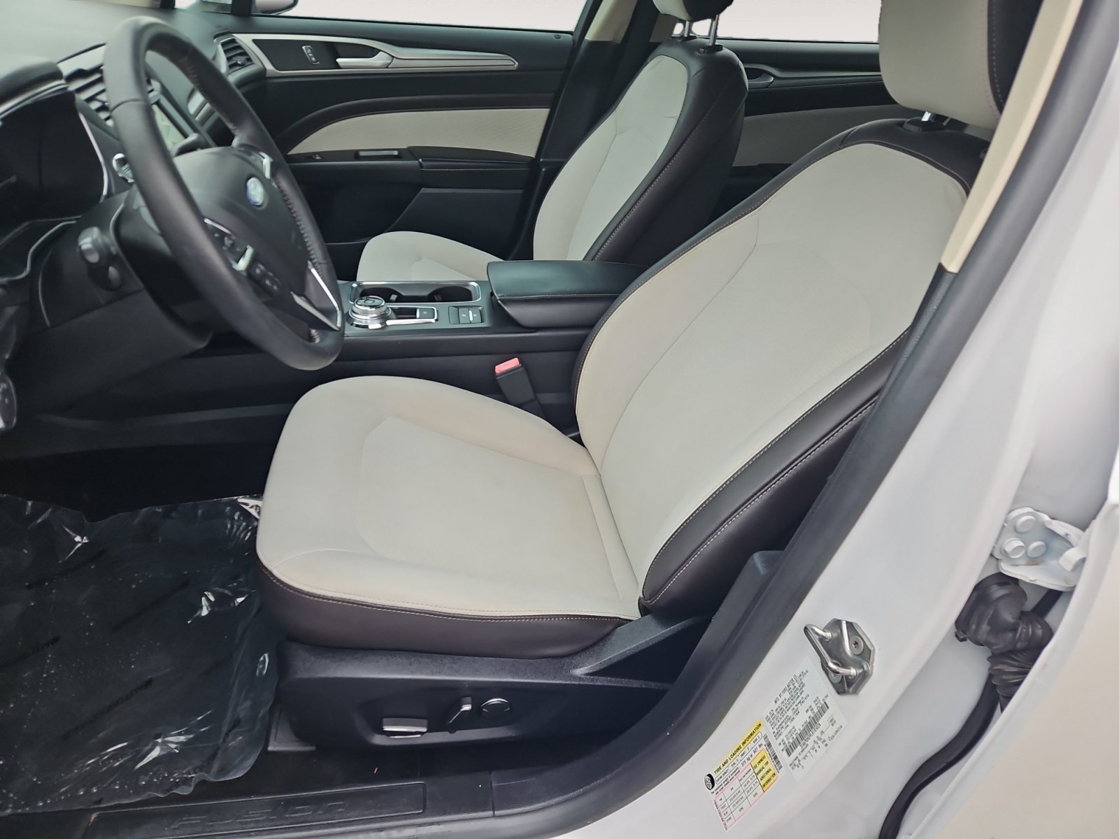 Used 2020 Ford Fusion SE w/ Equipment Group 151A FWD image 9