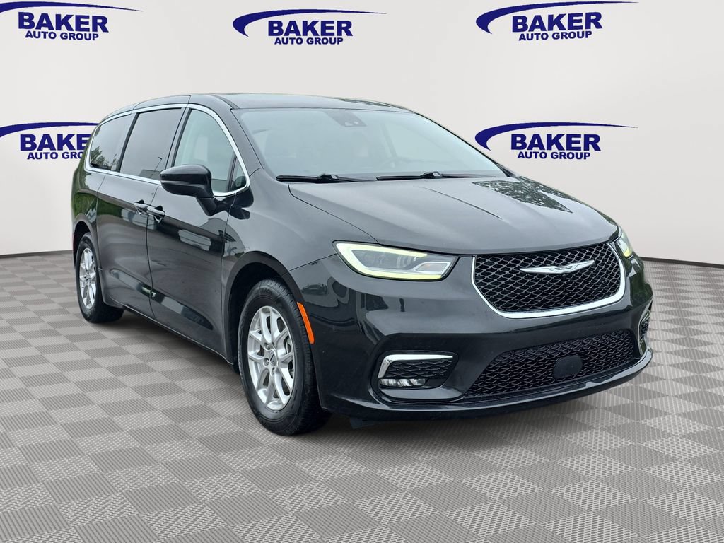 Used 2023 Chrysler Pacifica Touring-L FWD image 3