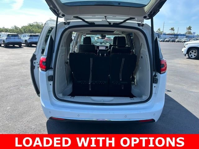 Used 2023 Chrysler Pacifica Limited FWD image 16