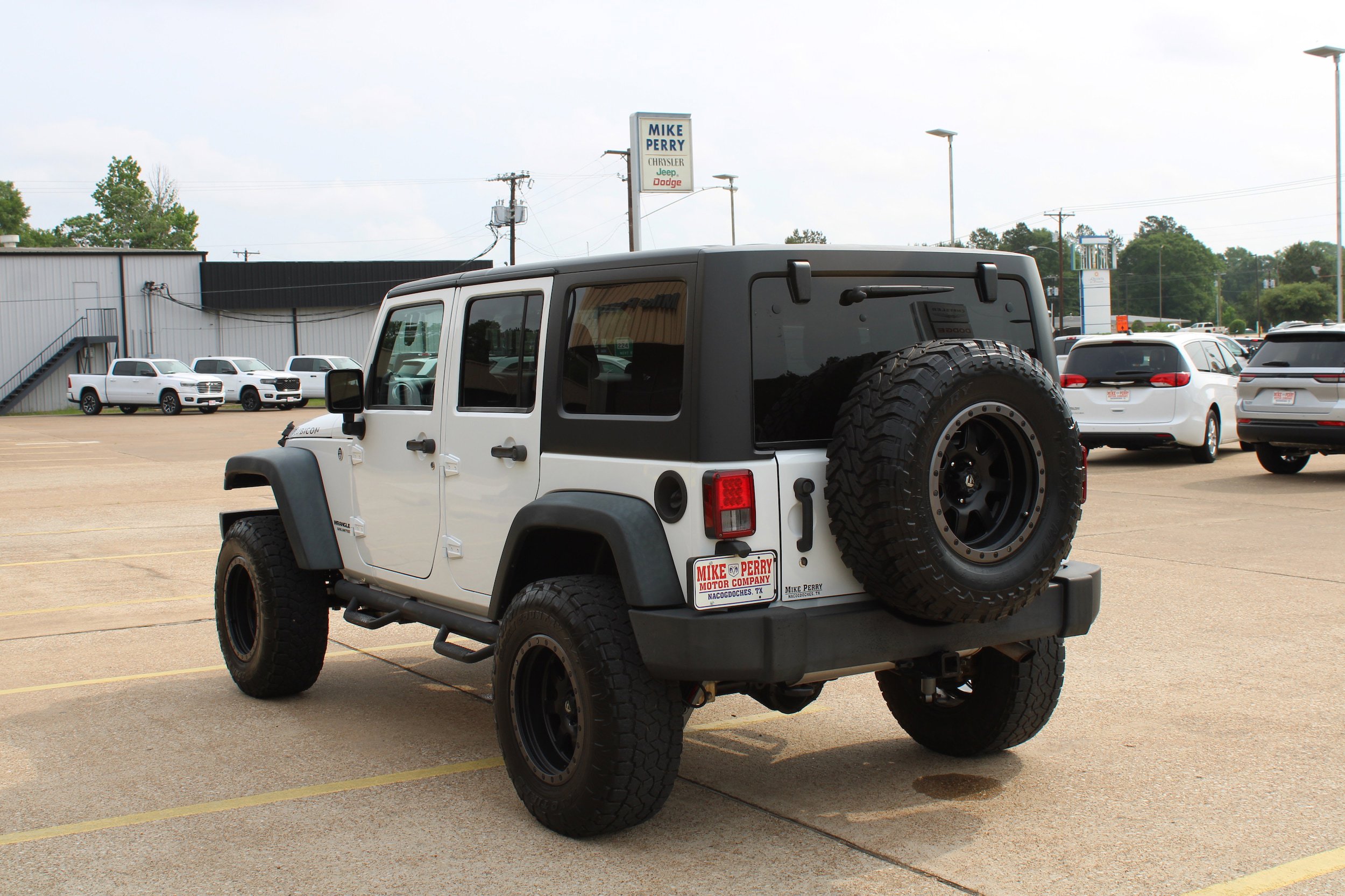Used 2014 Jeep Wrangler Unlimited Rubicon w/ Connectivity Group AWD/4WD image 9