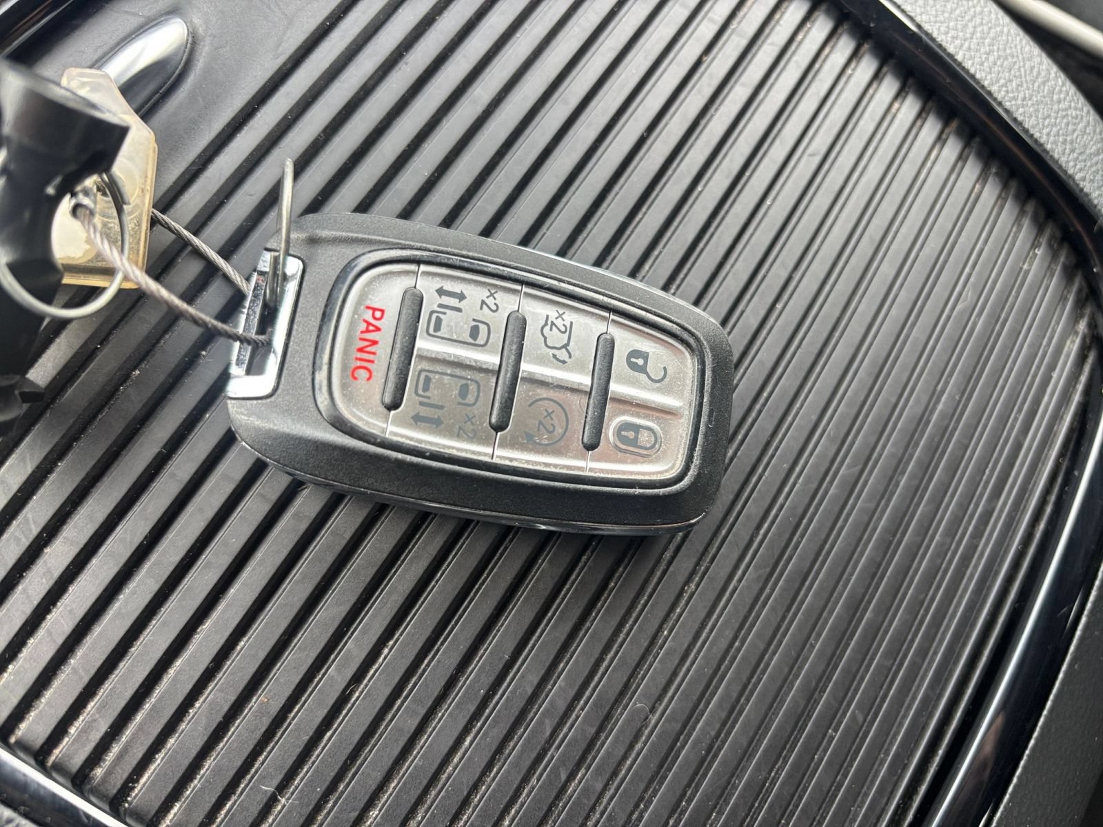 Used 2025 Chrysler Pacifica Limited FWD image 27