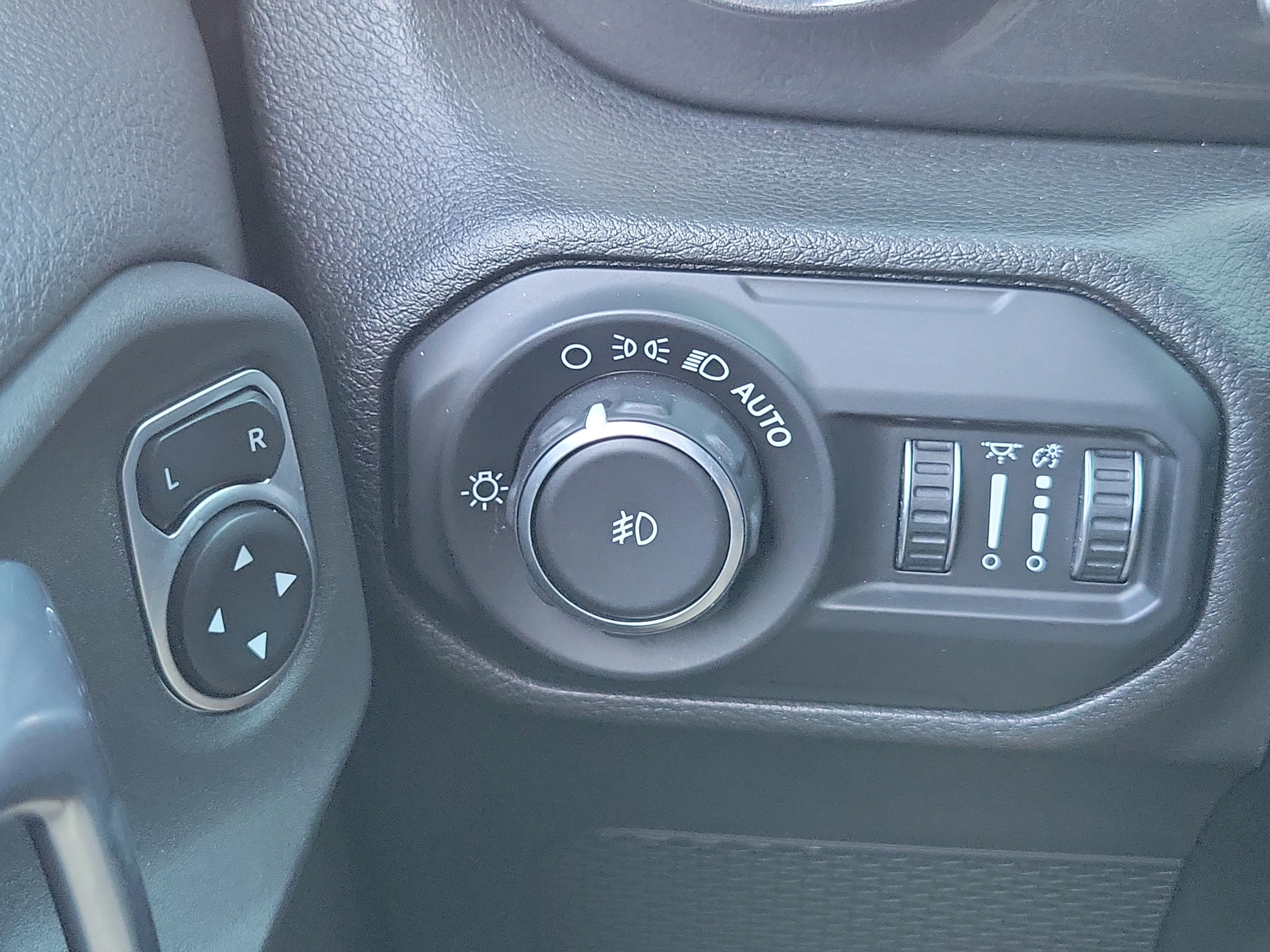 Used 2020 Jeep Wrangler Unlimited Sahara image 26