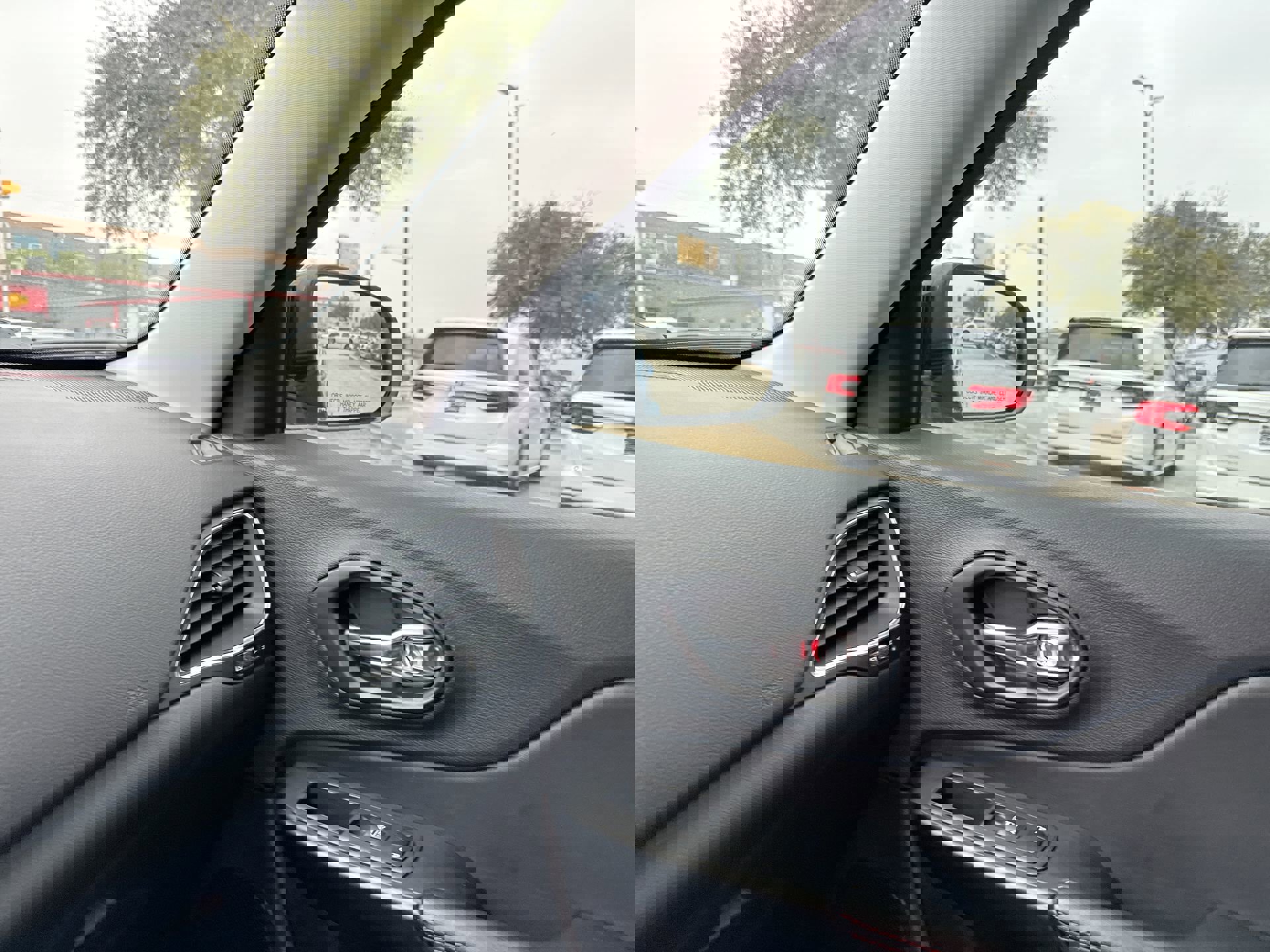 Used 2022 Jeep Cherokee Trailhawk image 16