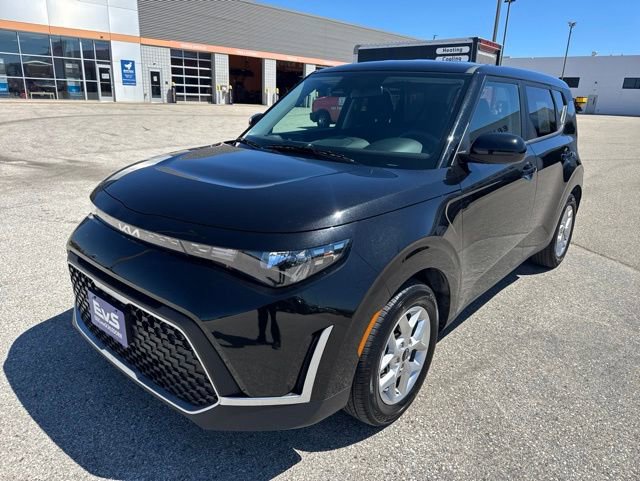 Used 2025 Kia Soul LX w/ LX Technology Package FWD image 2