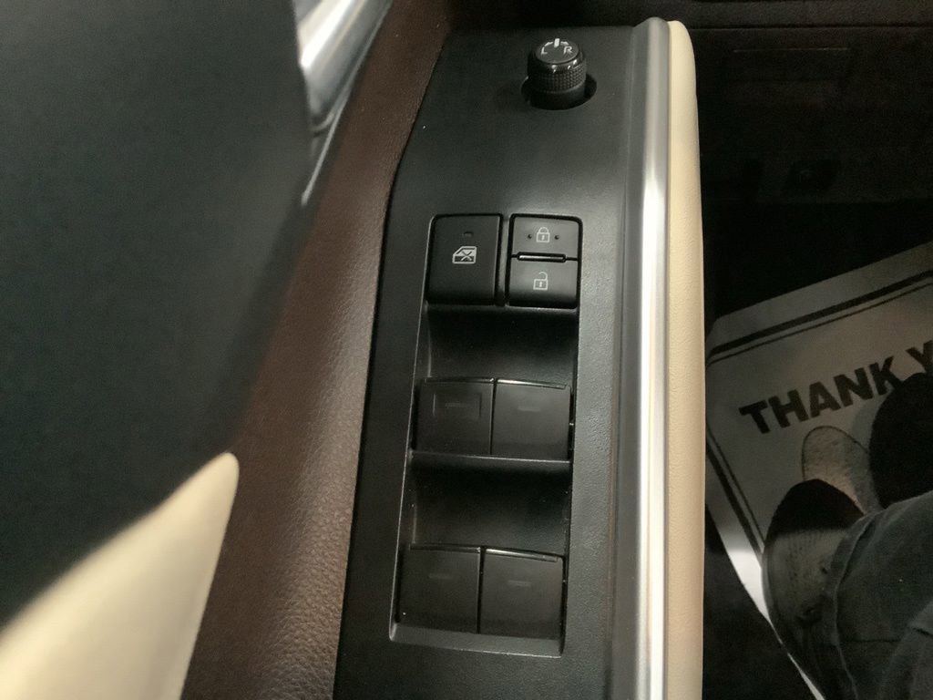 Used 2021 Toyota Highlander XLE AWD/4WD image 9