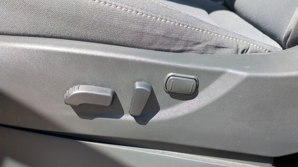 Used 2025 Nissan Frontier SV w/ SV Convenience Package image 12