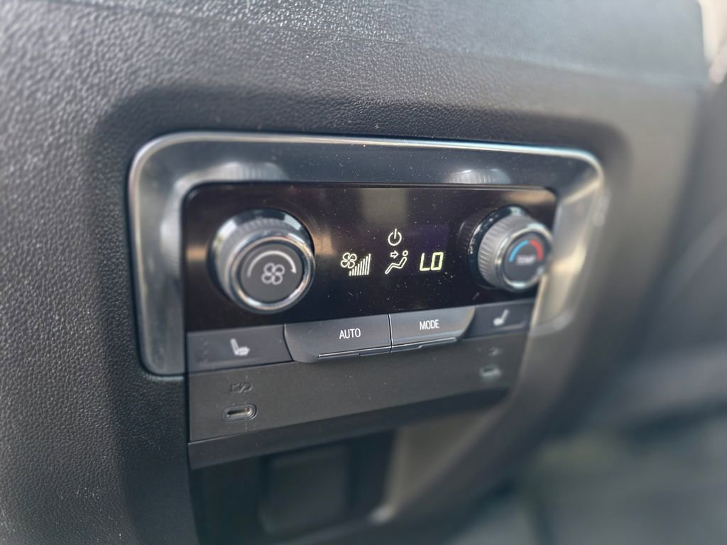 Used 2025 Chevrolet Suburban Premier image 18