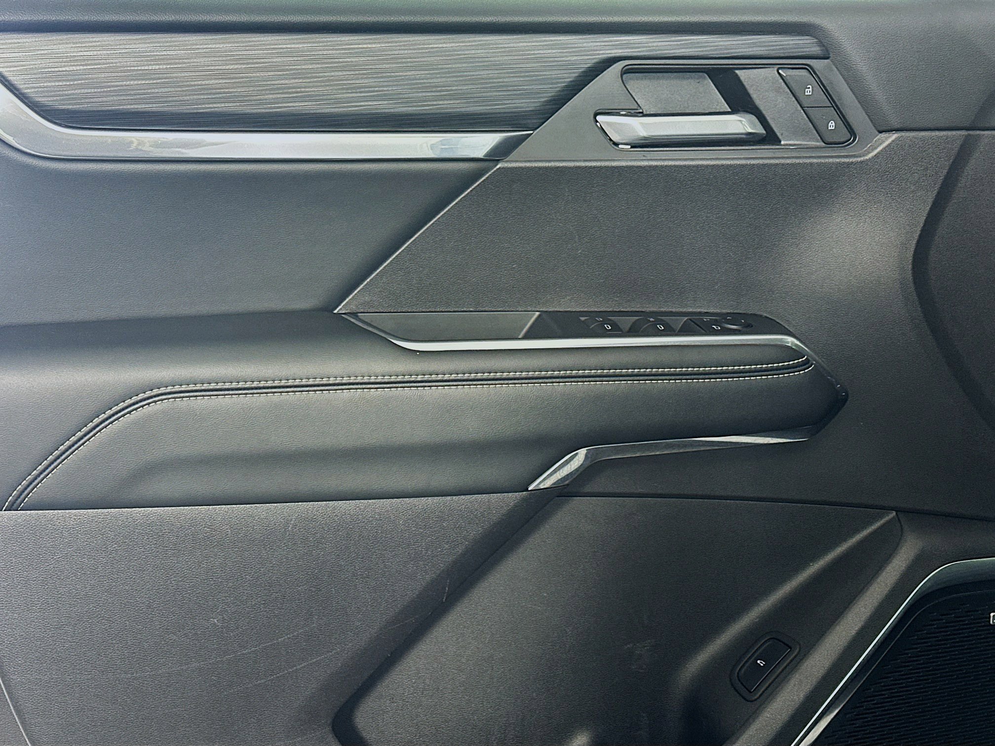 Used 2025 GMC Acadia Elevation image 15