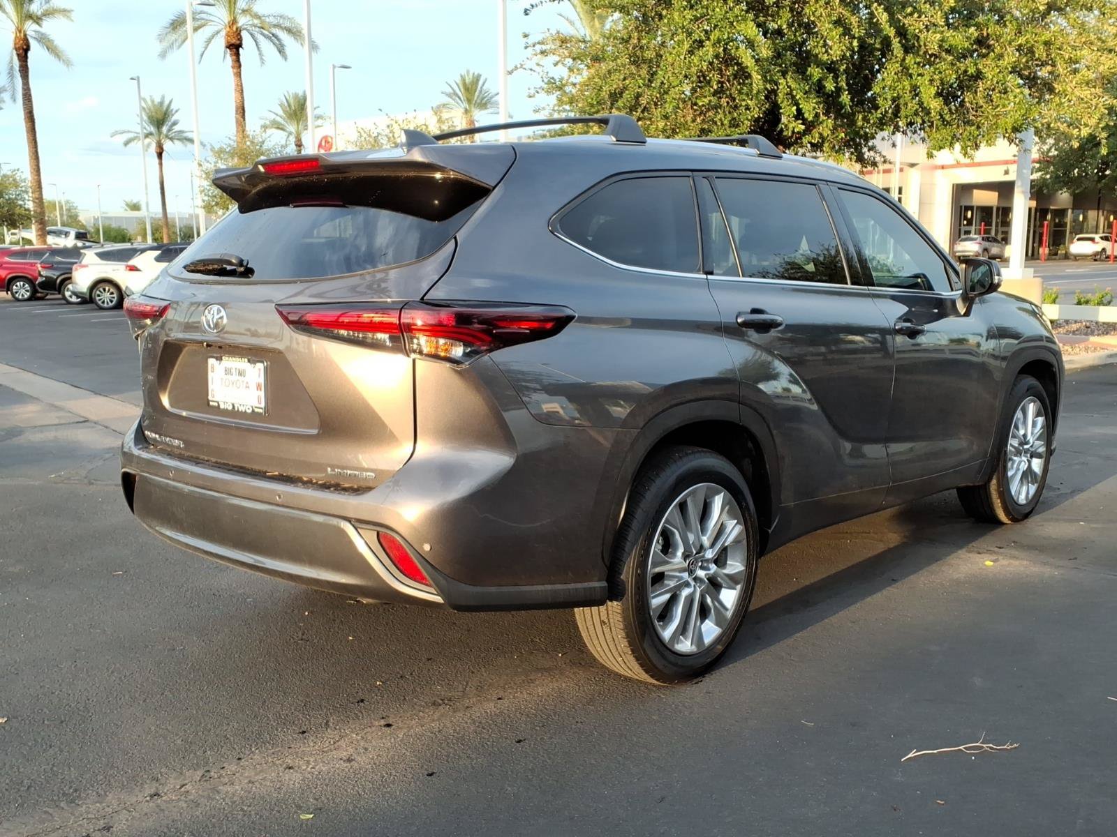 Certified 2024 Toyota Highlander Limited FWD image 4