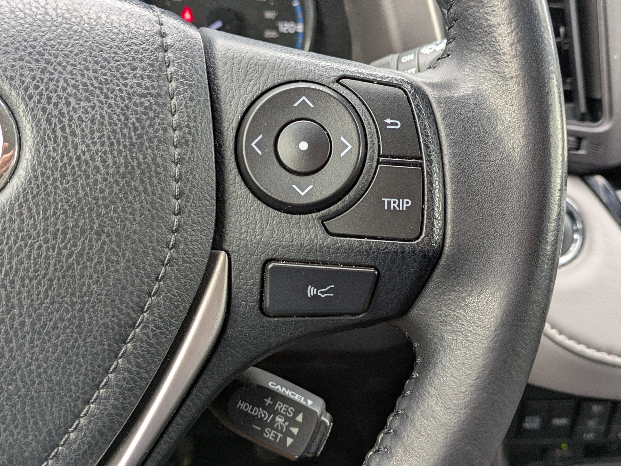 Used 2018 Toyota RAV4 Limited FWD image 26