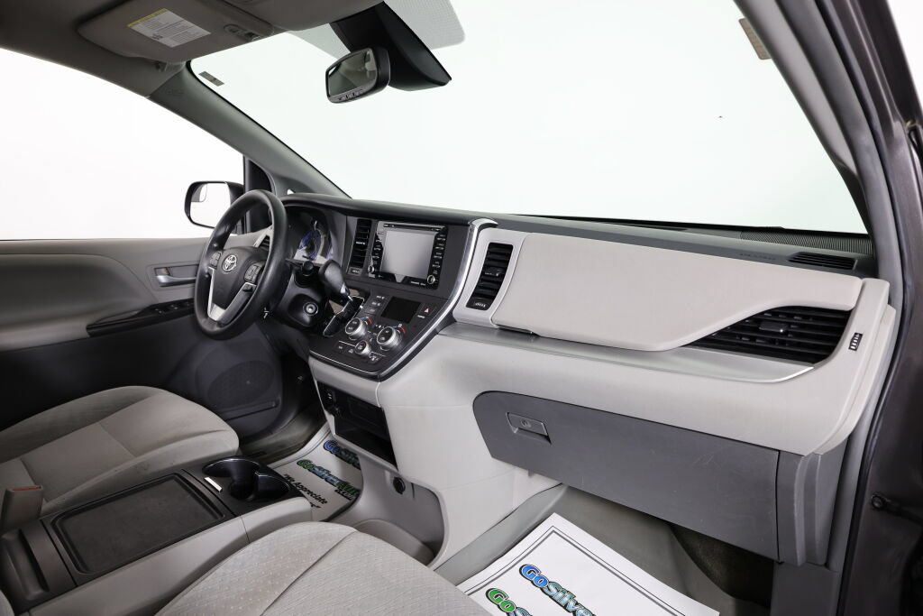 Used 2018 Toyota Sienna LE FWD image 21