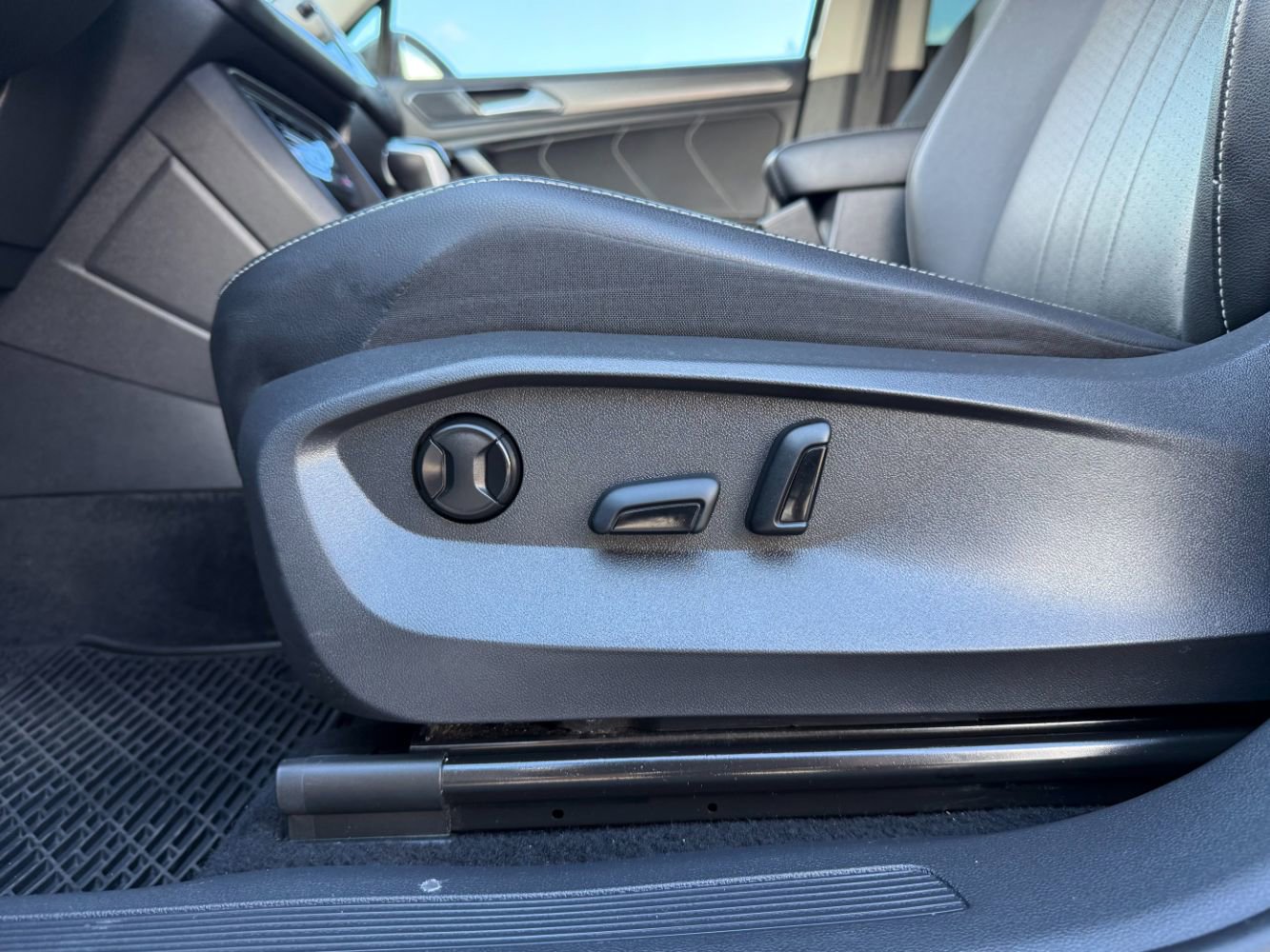 Used 2023 Volkswagen Tiguan SE image 21