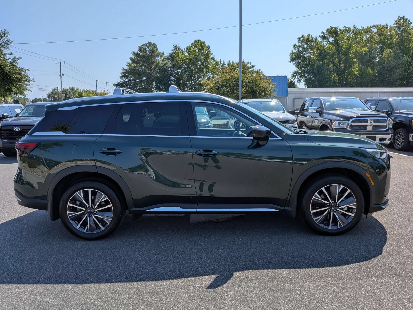 Used 2026 INFINITI QX60 Luxe w/ Cargo Package FWD image 2