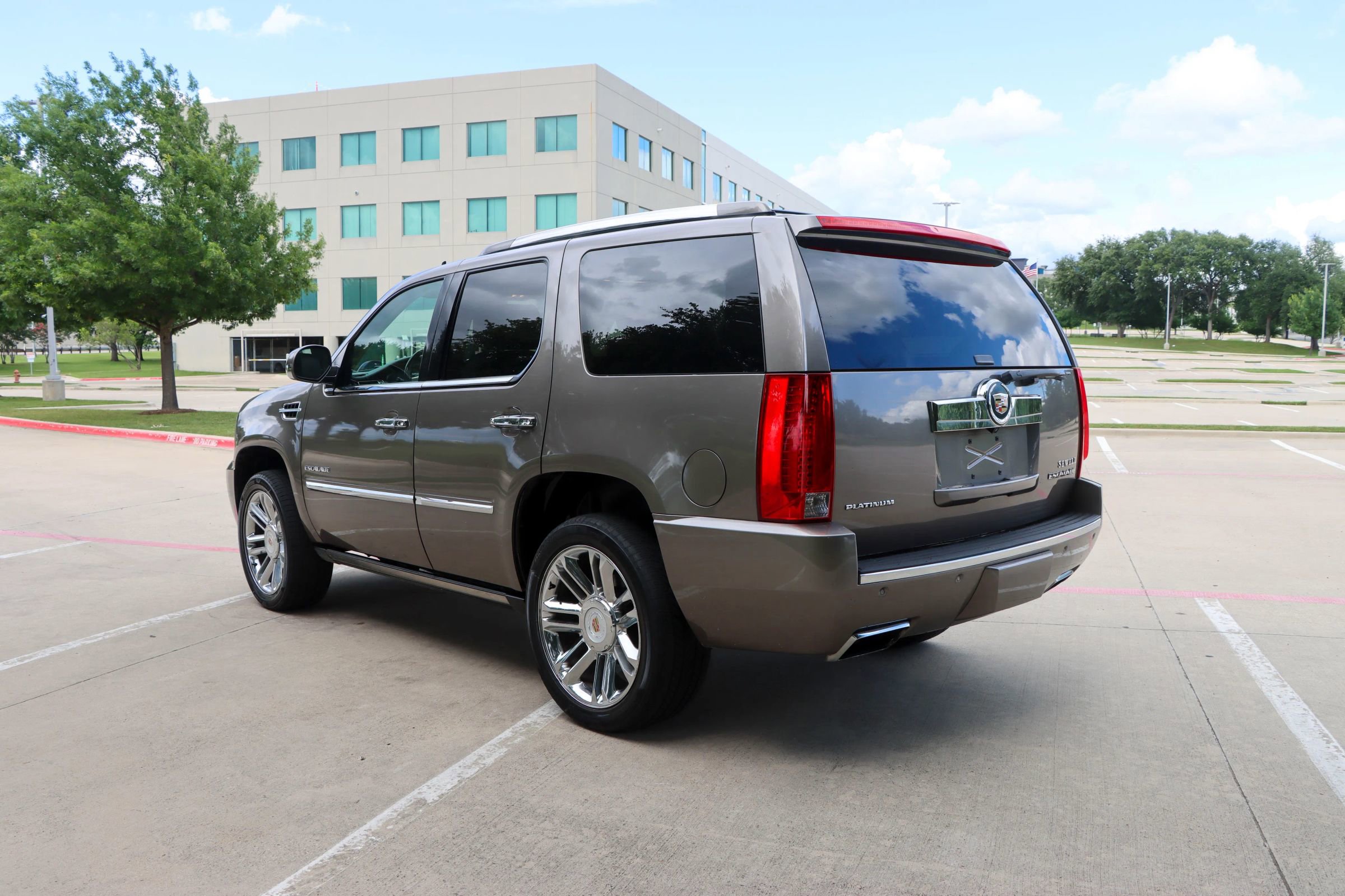 Used 2013 Cadillac Escalade Platinum AWD/4WD image 5