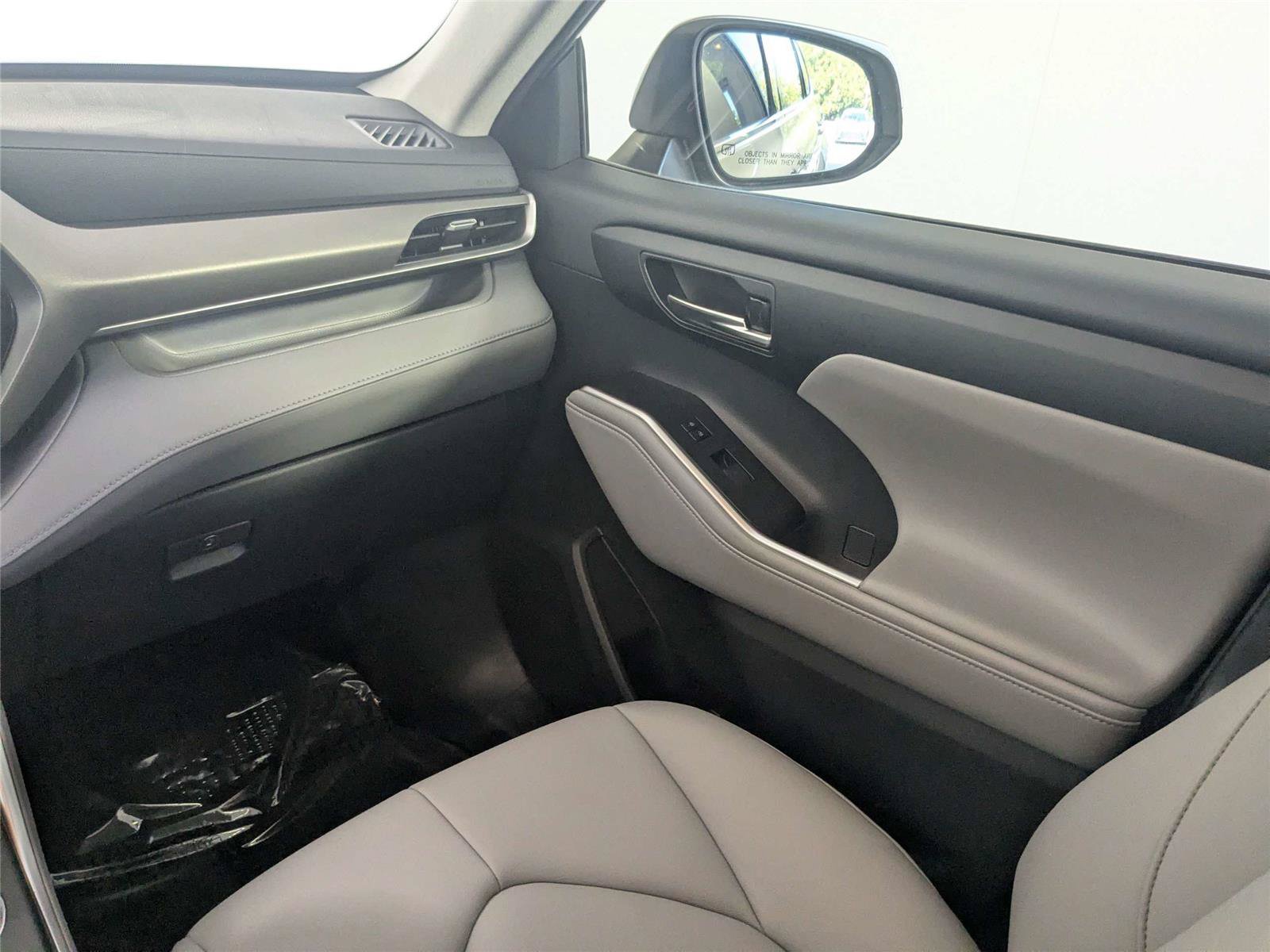 Certified 2020 Toyota Highlander XLE FWD image 42