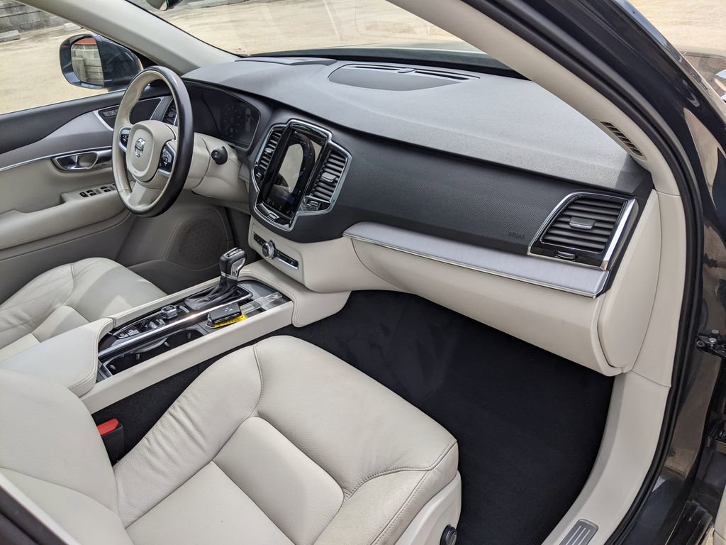 Used 2021 Volvo XC90 T5 Momentum w/ Advanced Package image 21