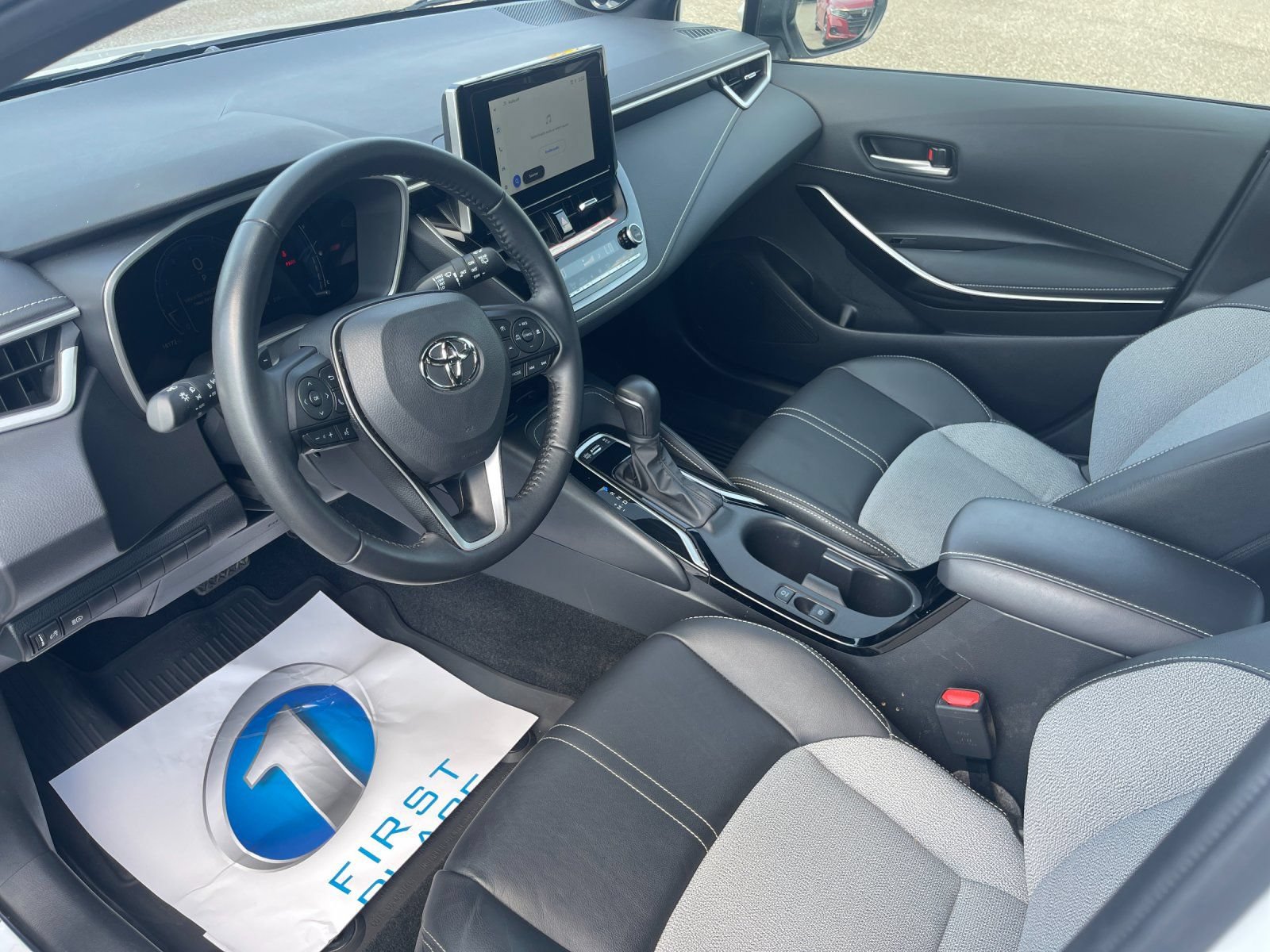 Used 2025 Toyota Corolla XSE FWD image 10
