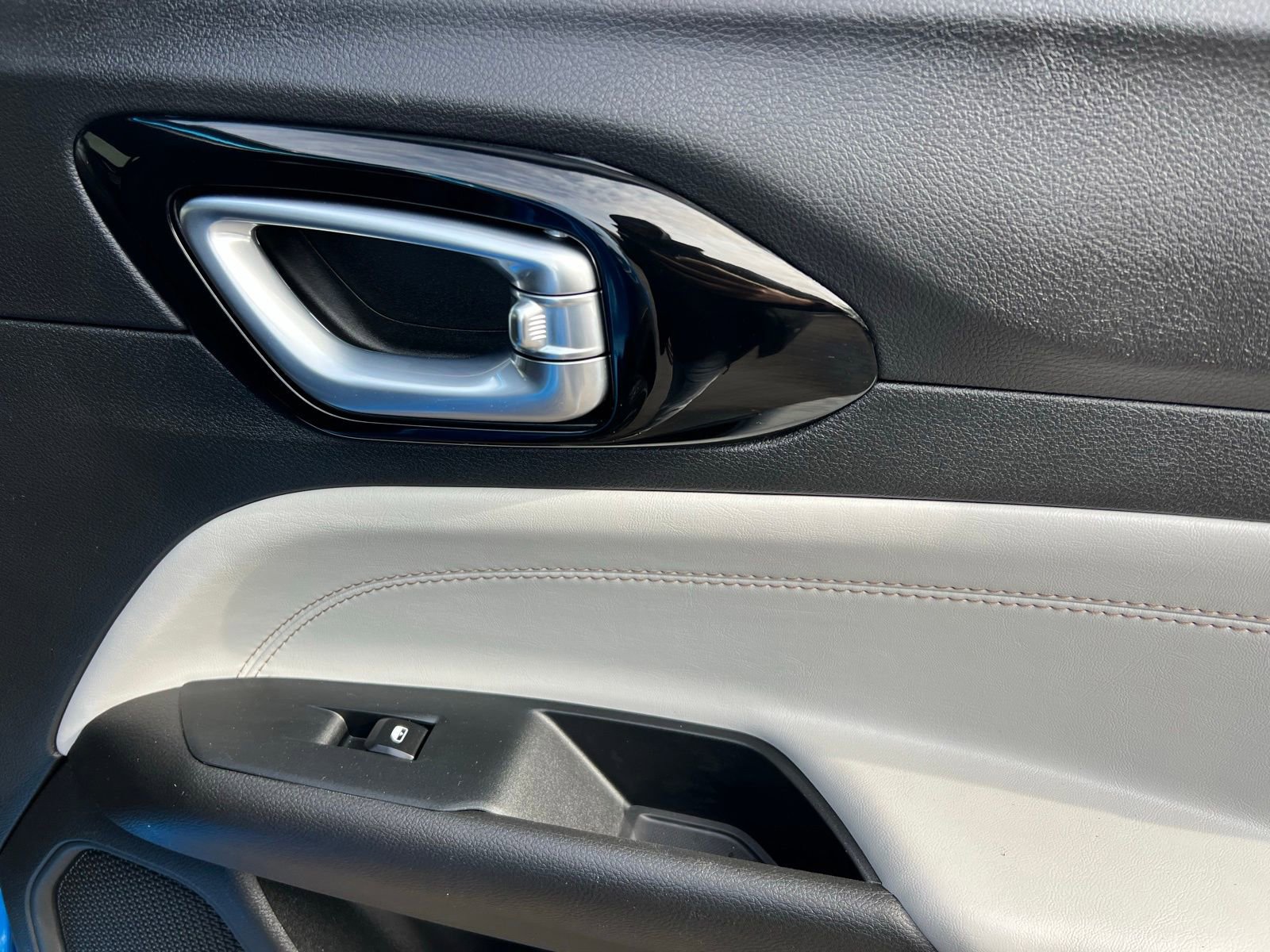 Used 2025 Jeep Compass Limited image 47