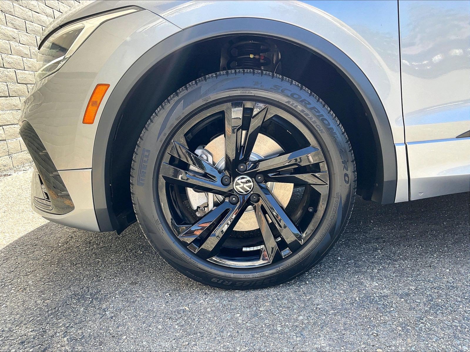 Certified 2023 Volkswagen Tiguan SE R-Line AWD/4WD image 8