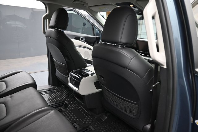 Used 2024 Kia Carnival EX FWD image 16