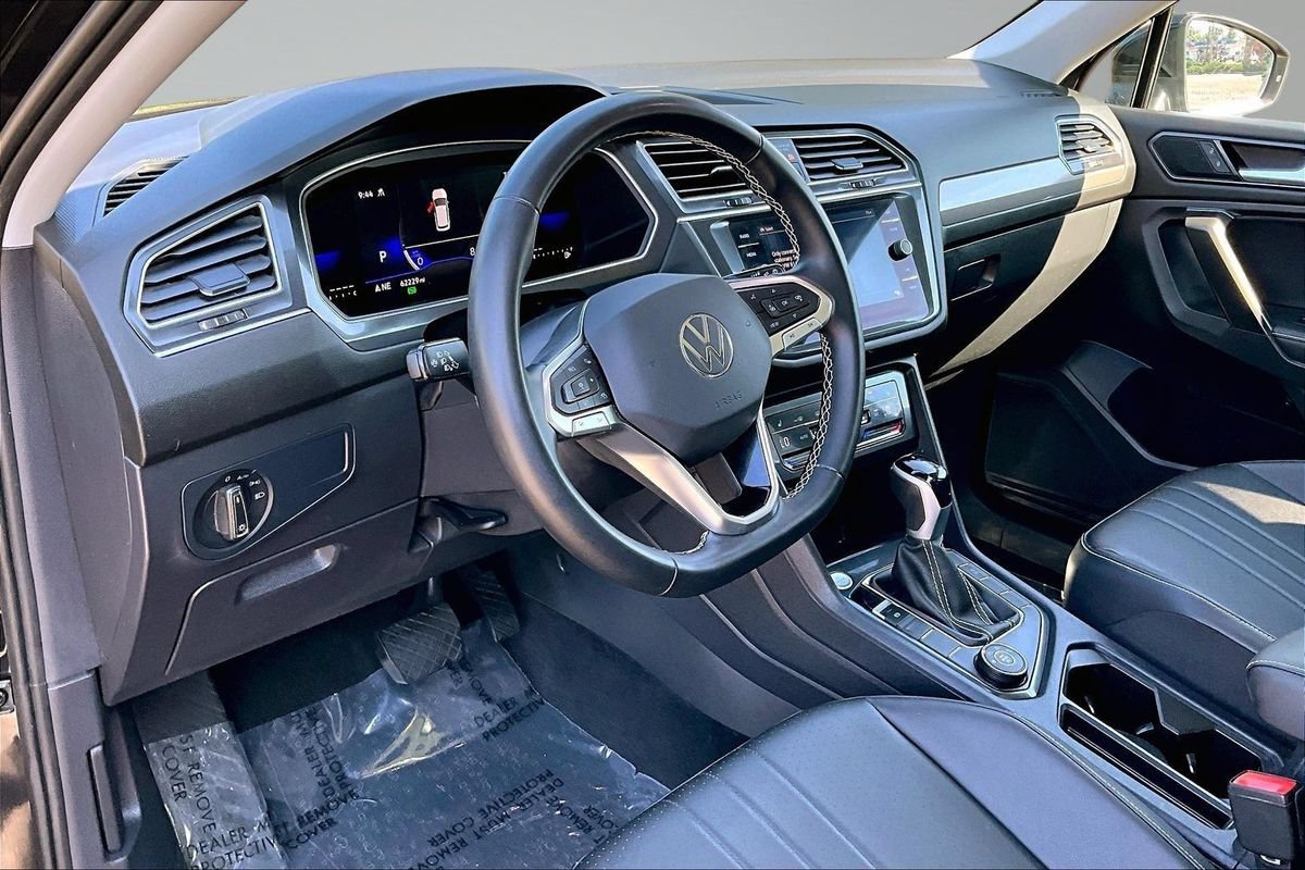 Used 2023 Volkswagen Tiguan SE w/ Panoramic Sunroof Package AWD/4WD image 11