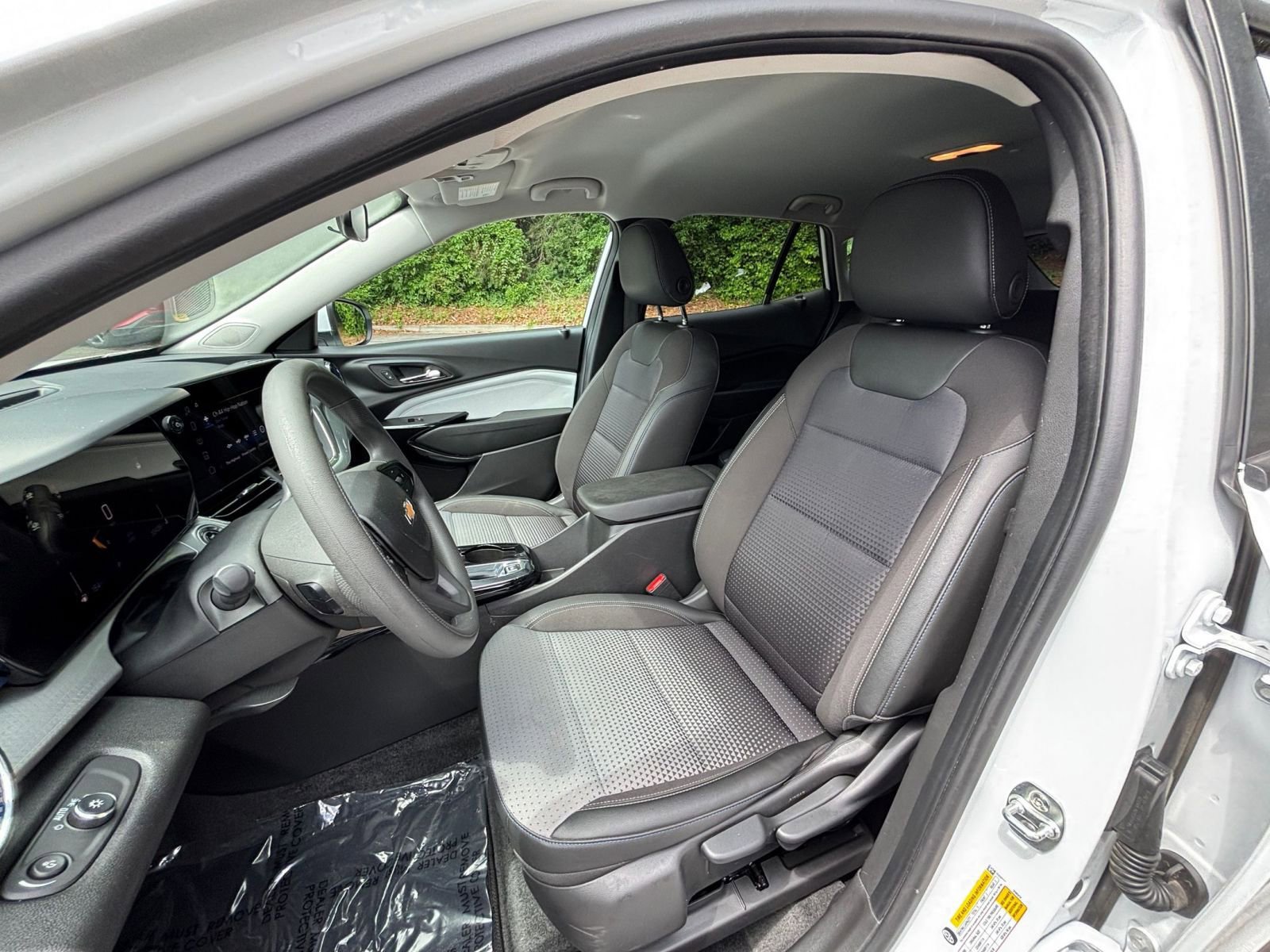Used 2025 Chevrolet Trax LT FWD image 36