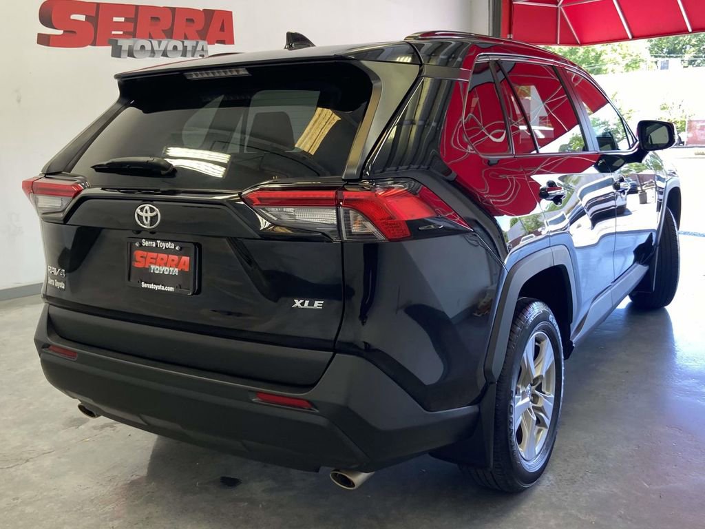 Used 2025 Toyota RAV4 XLE FWD image 3