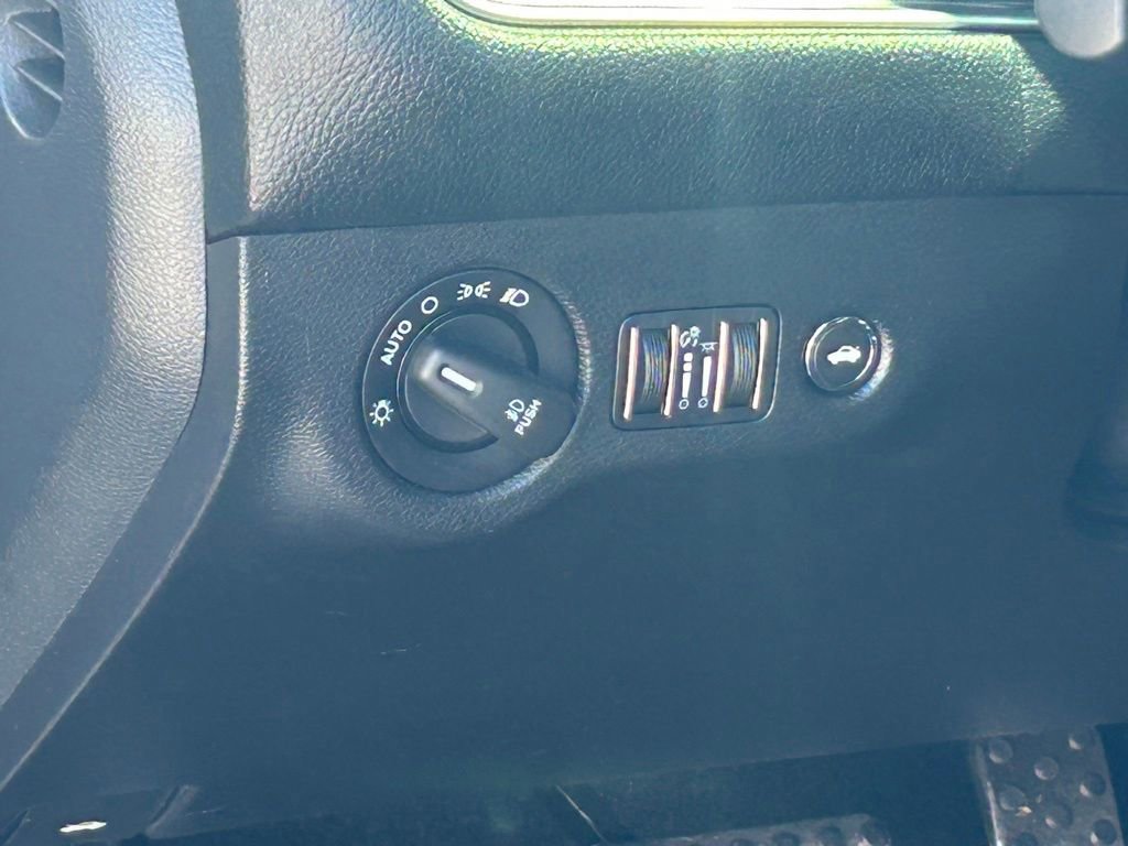 Used 2015 Dodge Challenger SRT image 33