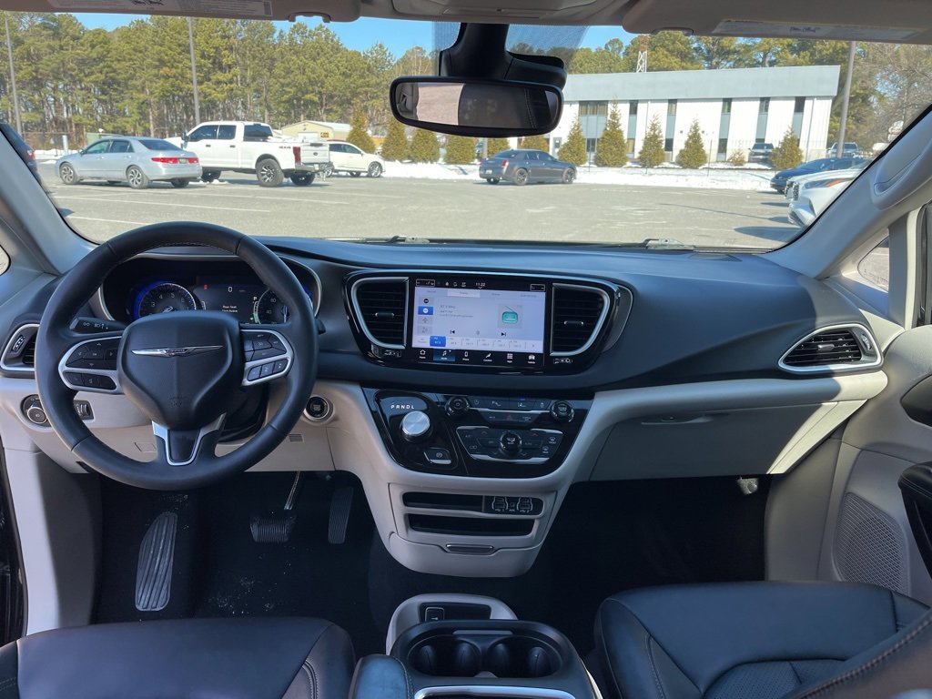 Used 2024 Chrysler Pacifica Touring-L image 8