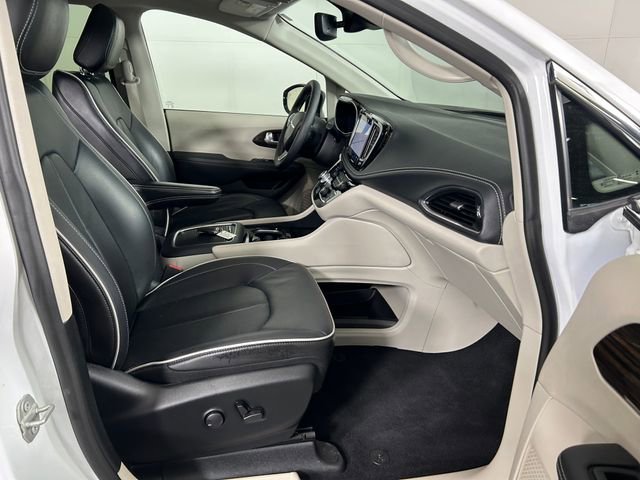 Used 2024 Chrysler Pacifica Limited image 30