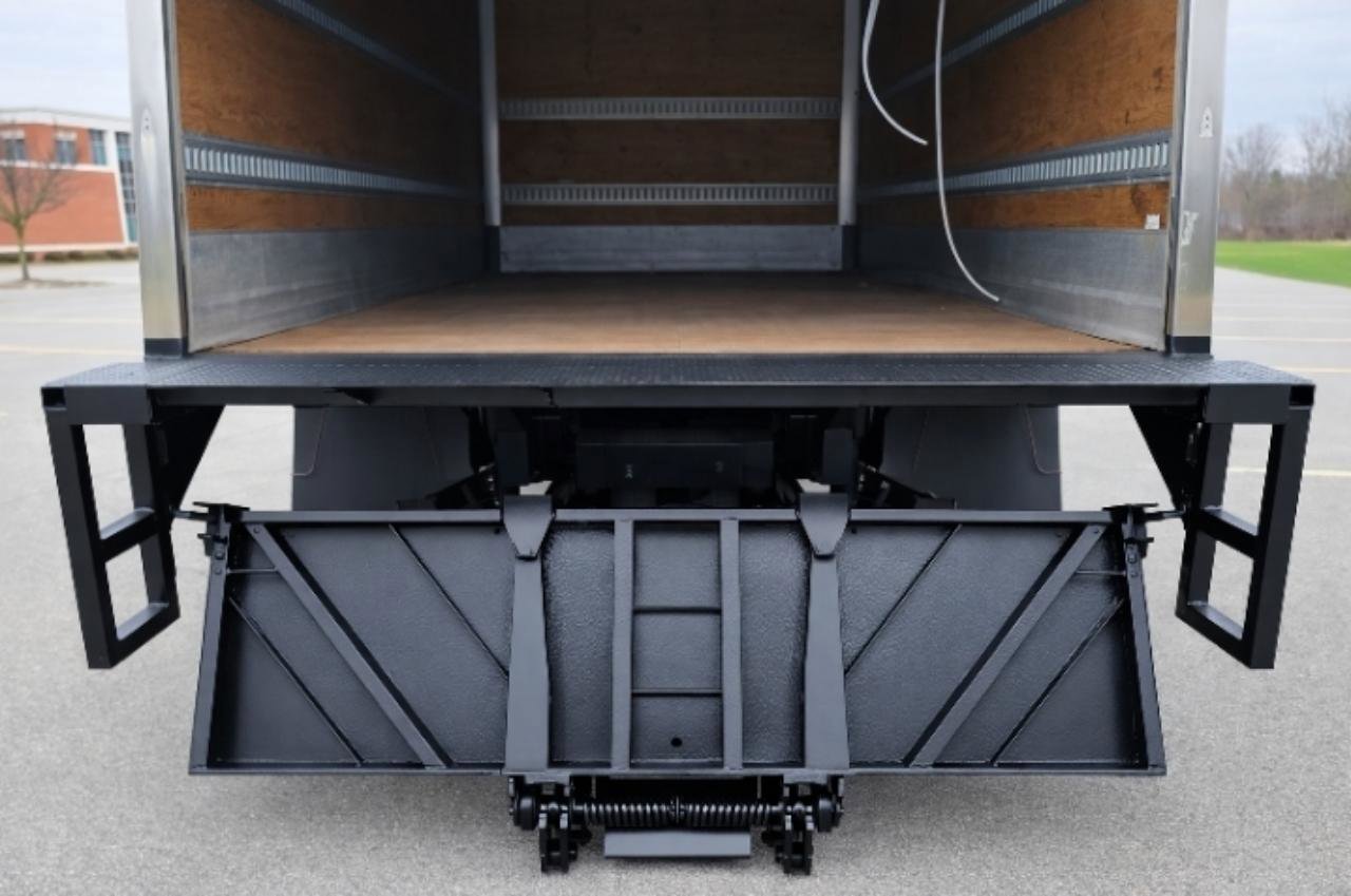 Used 2015 Ford F550 2WD Regular Cab Super Duty image 11