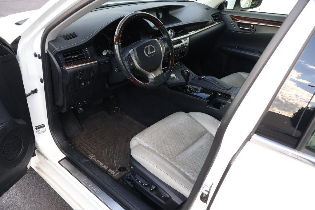 Used 2014 Lexus ES 350 w/ Ultra Luxury Package FWD image 9