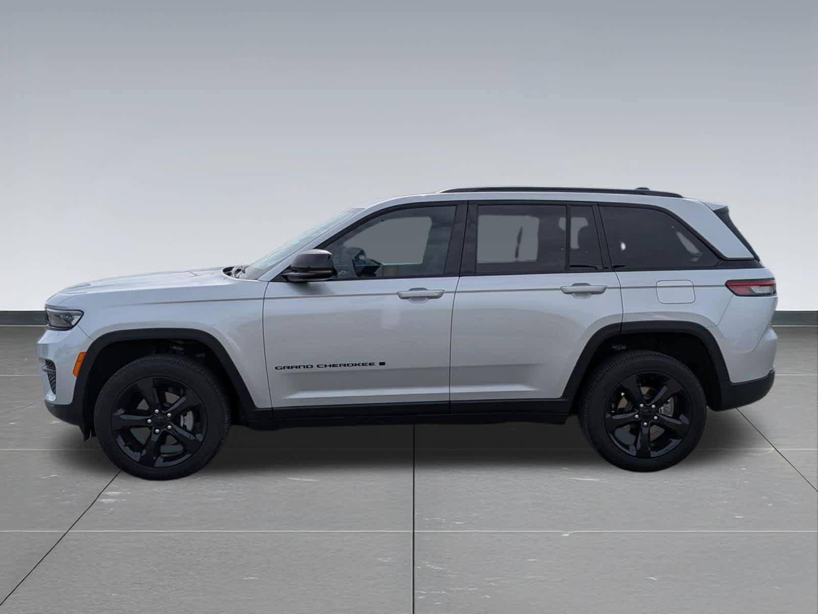Certified 2024 Jeep Grand Cherokee Altitude AWD/4WD image 2